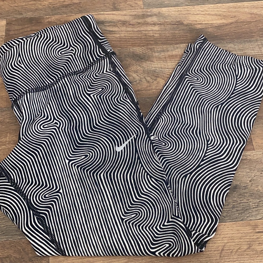 Nike cropped athletic legging!